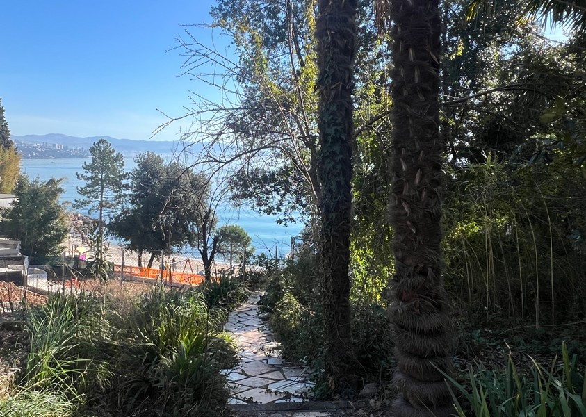 Schody vedú dole na morské pobrežie.