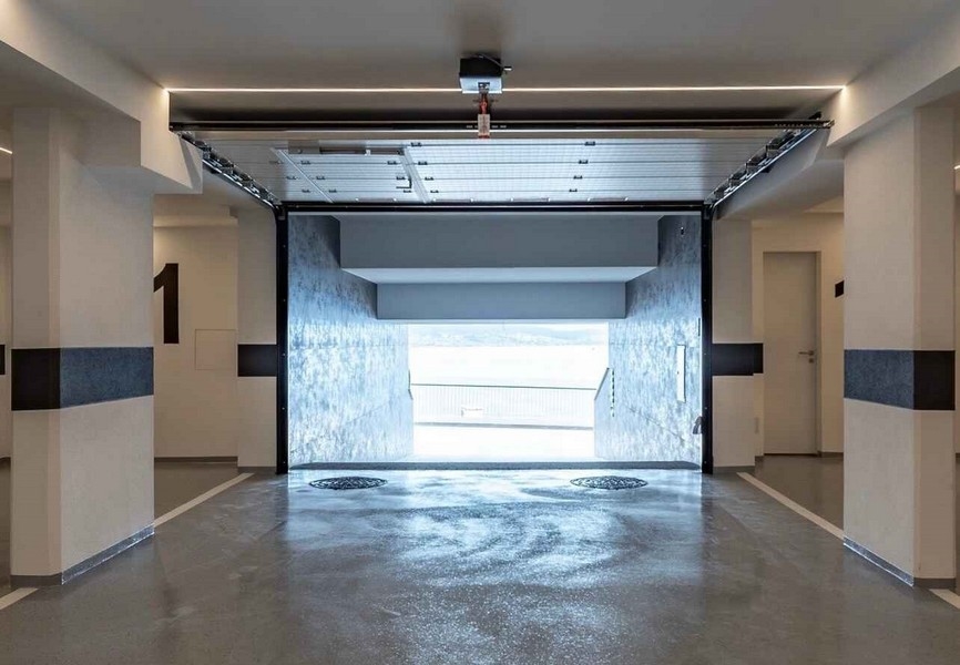 Výhľad na more z podzemného parkoviska.