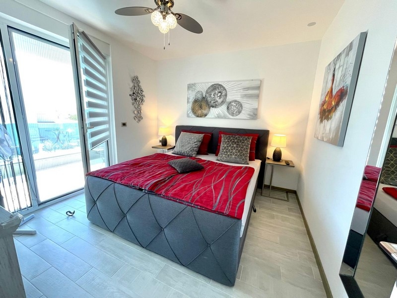 Spálňa s prístupom na terasu nehnuteľnosti.