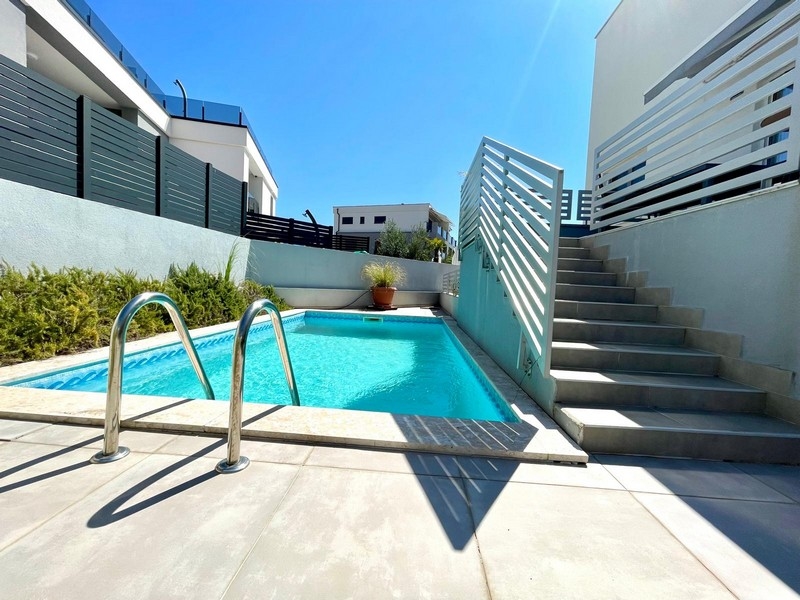 Záhrada a bazén apartmánu A3387, ktorý je na predaj v Chorvátsku - Panorama Skauting.