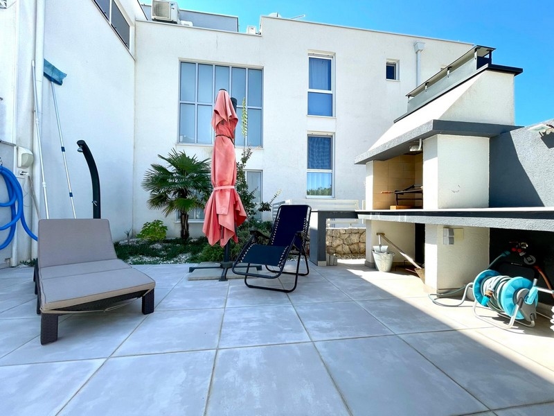 Terasa a gril na chorvátskom pozemku.