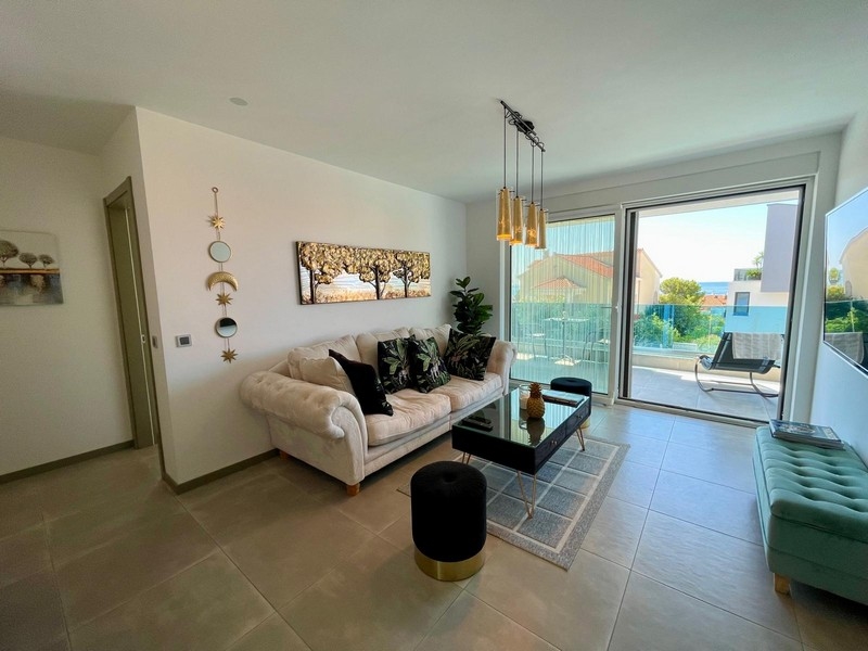 Kvalitne zariadená obývacia izba s výhľadom na more.