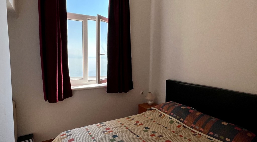 Spálňa s výhľadom na more na nehnuteľnosť A3390, Chorvátsko.