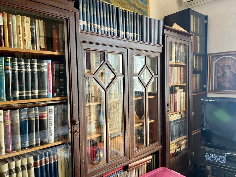 Tradičná polica na knihy.