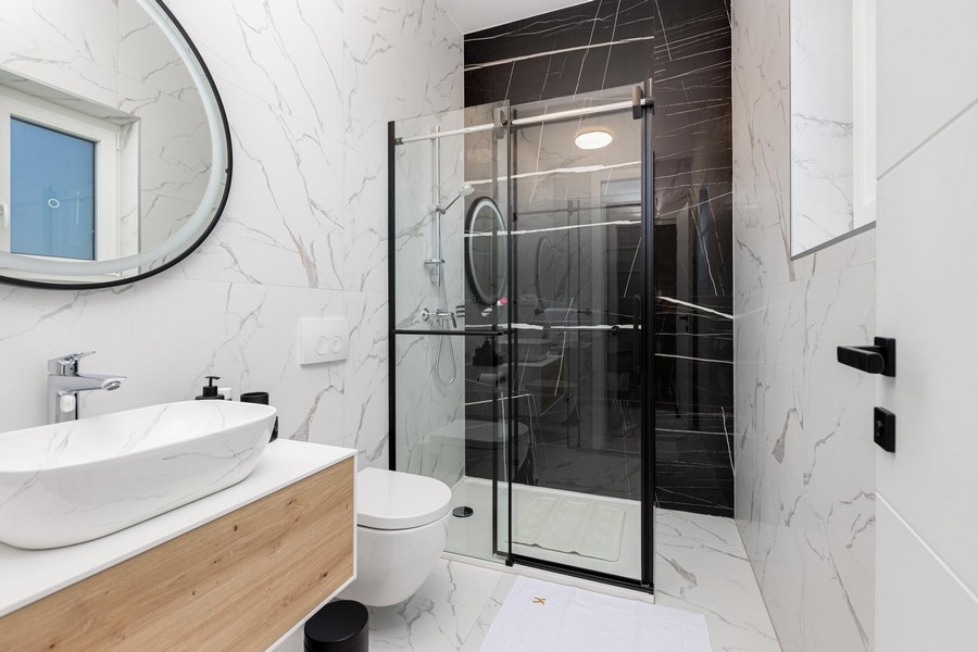 Svetlá a nová kúpeľňa so sprchovacím kútom.