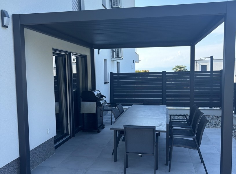 Krytá terasa novostavby na prízemí nehnuteľnosti A3395, Chorvátsko.