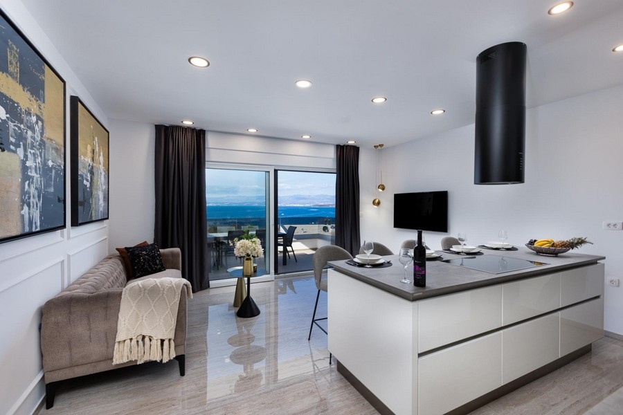 Otvorená kuchyňa a obývací priestor apartmánu A3395 v Chorvátsku - Panorama Skauting.