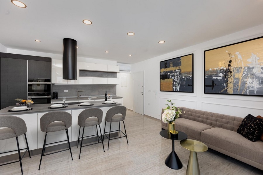 Kuchynský ostrovček a štýlovo zariadený obývací priestor v nehnuteľnosti A3395.