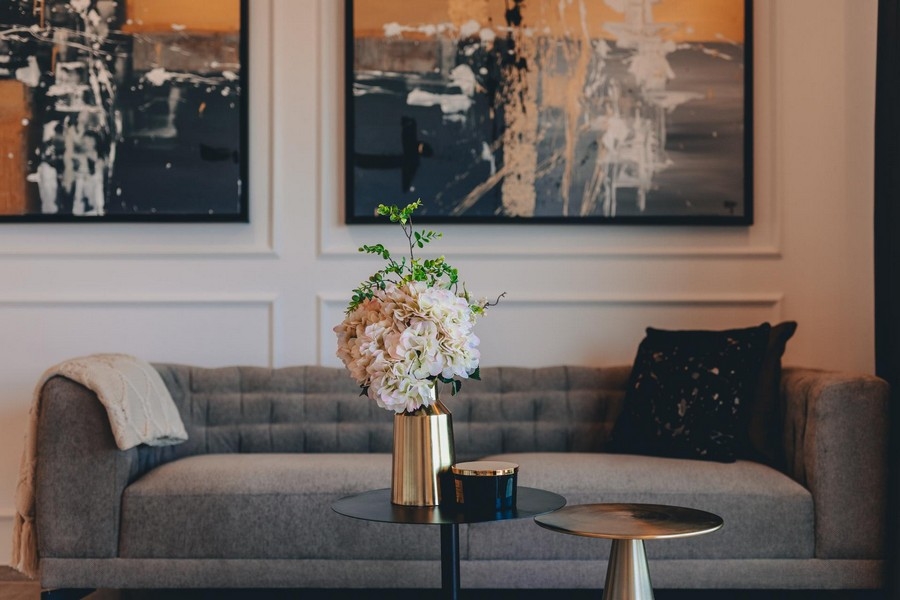 Pohovka v obývacej izbe nehnuteľnosti A3395 na ostrove Krk v Chorvátsku.