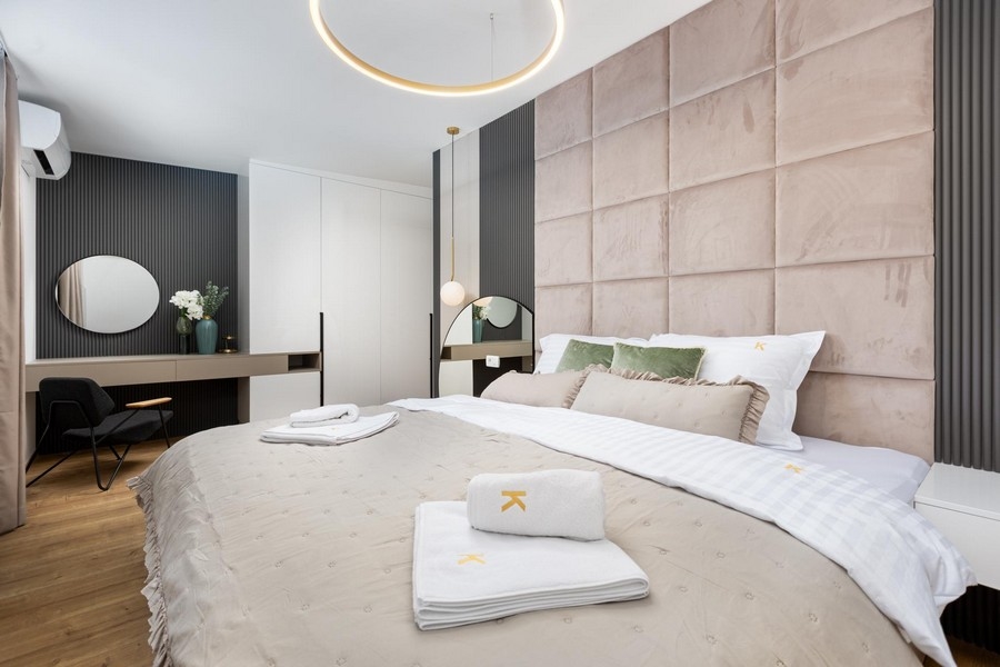 Manželská posteľ v útulnej spálni.