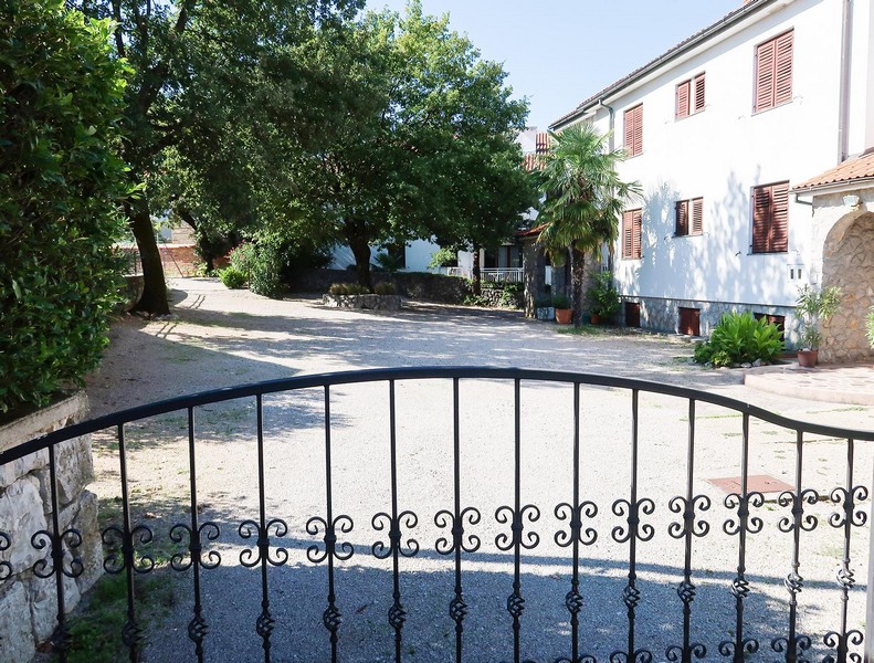 Prístup do obytného domu, v ktorom sa nachádza nehnuteľnosť A3397.