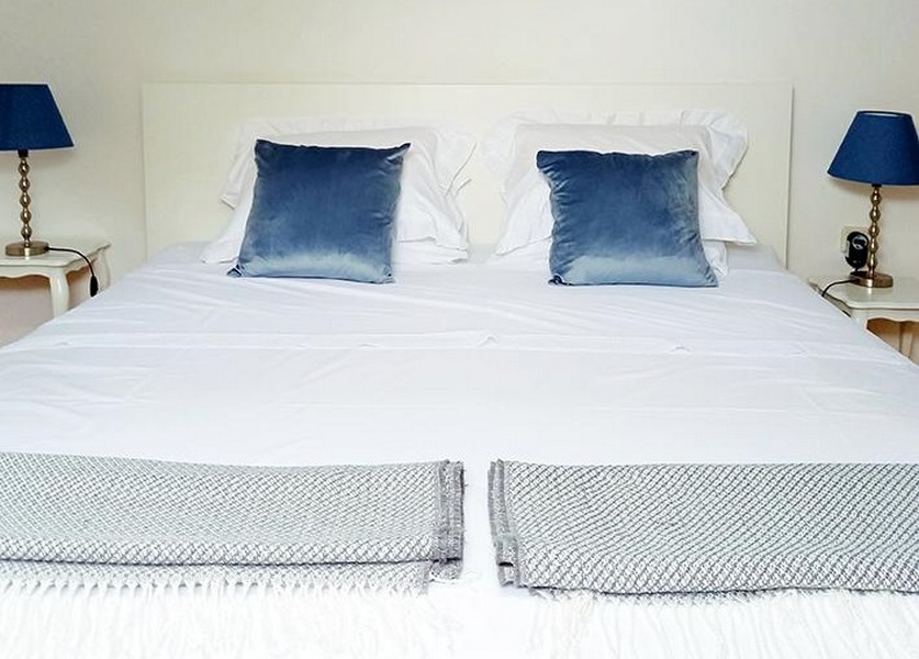 Útulná manželská posteľ.