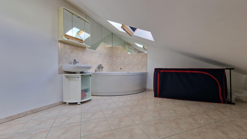 Kúpeľňa na hornom poschodí.