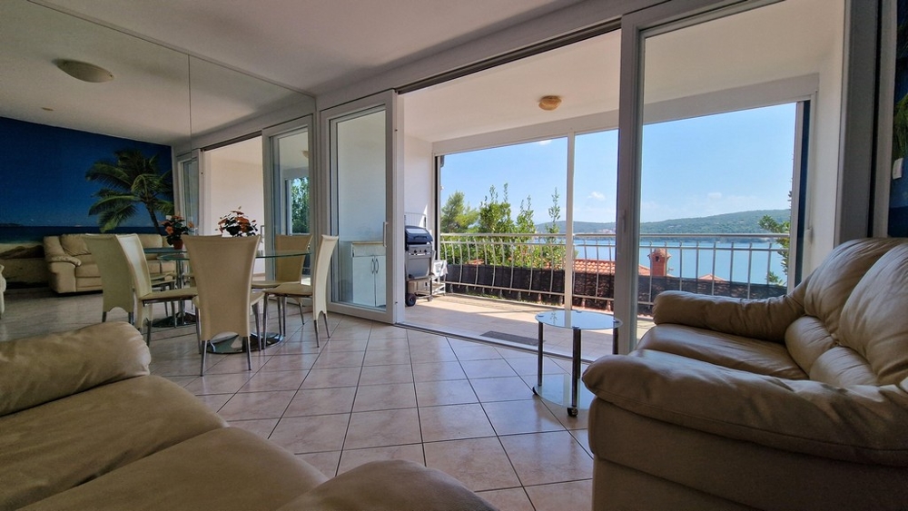 Obývacia izba s výhľadom na terasu.