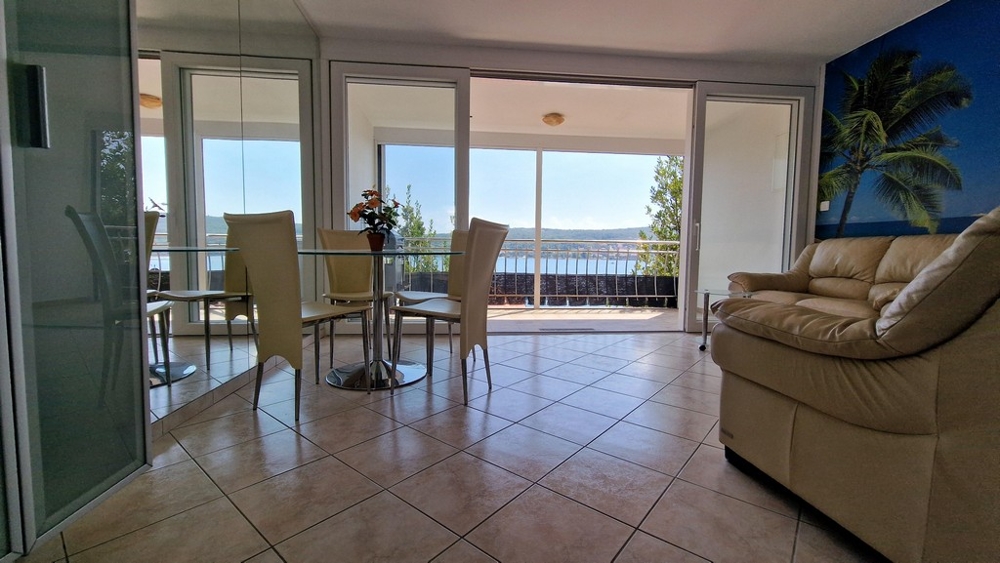 Jedálenský kút a výhľad na terasu s grilom.