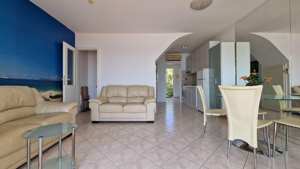 Obývacia izba s dvoma svetlými pohovkami.