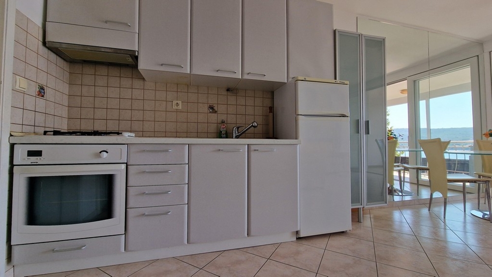 Funkčná kuchyňa nehnuteľnosti.