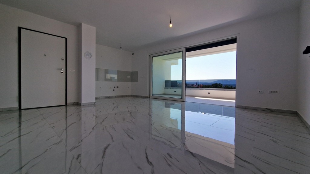 Obývacia časť s výhľadom na terasu a more, veľké posuvné dvere.