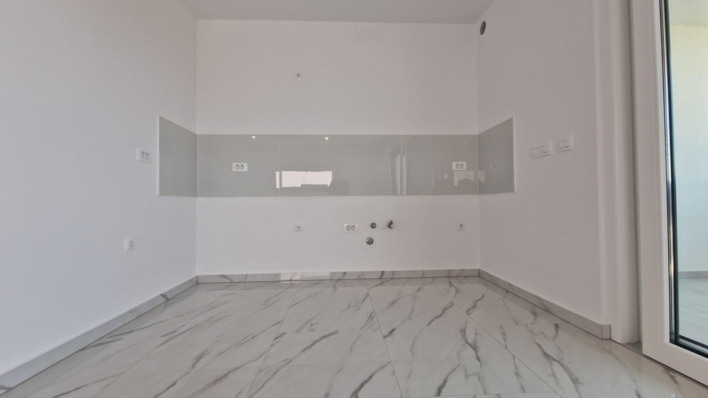 Kuchyňa s možnosťou pripojenia, prázdna izba s dlažbou.