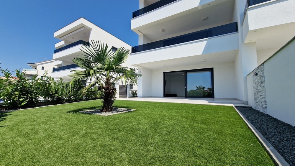 Záhrada a palma na pozemku A3405 v Chorvátsku - Panorama Skauting.