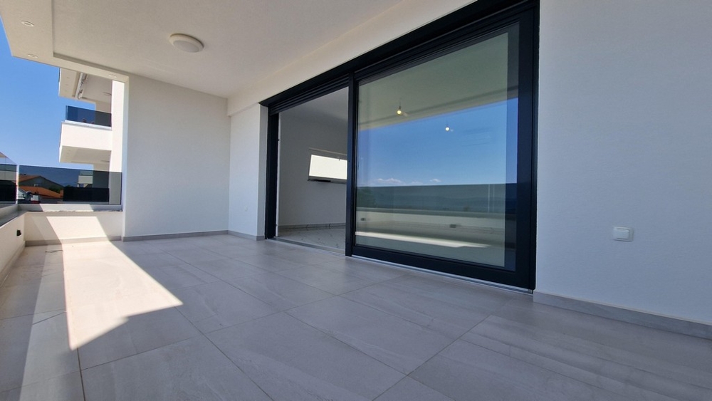 Krytá terasa na prvom poschodí s výhľadom na more.