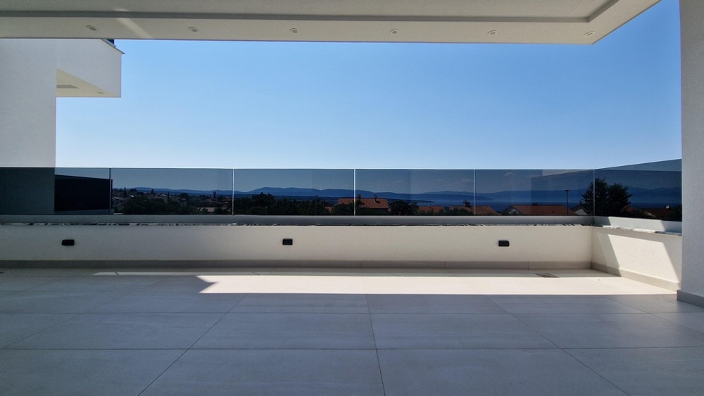 Panoramatický výhľad z terasy na more a okolie.