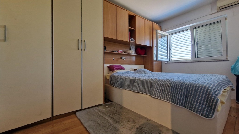 Spálňa s manželskou posteľou.