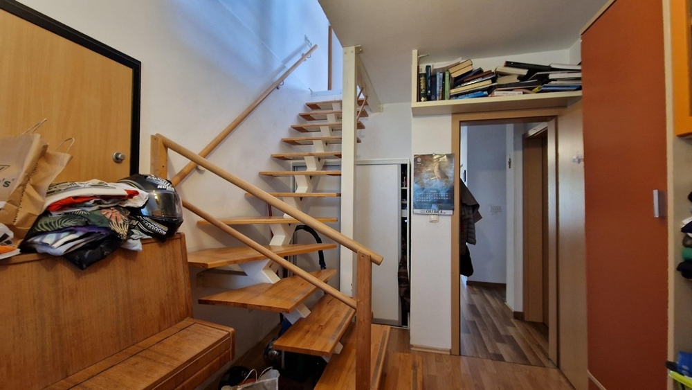 Schodisko s drevenými schodmi a zábradlím