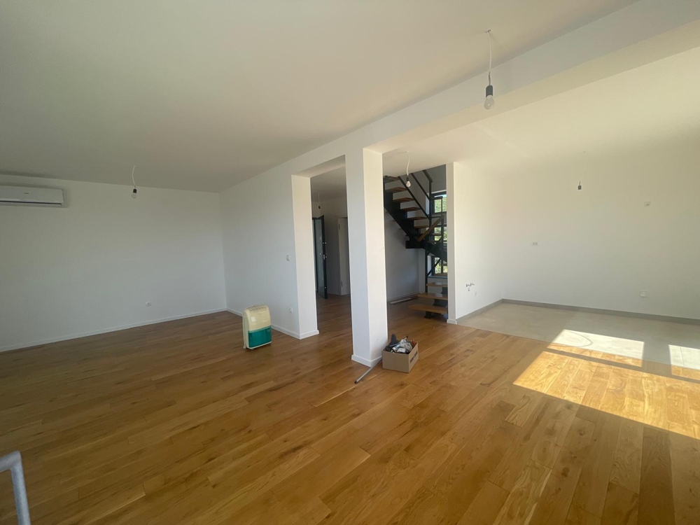 Otvorený priestor v mušli, výhľad na veľké presklené dvere na terasu a more