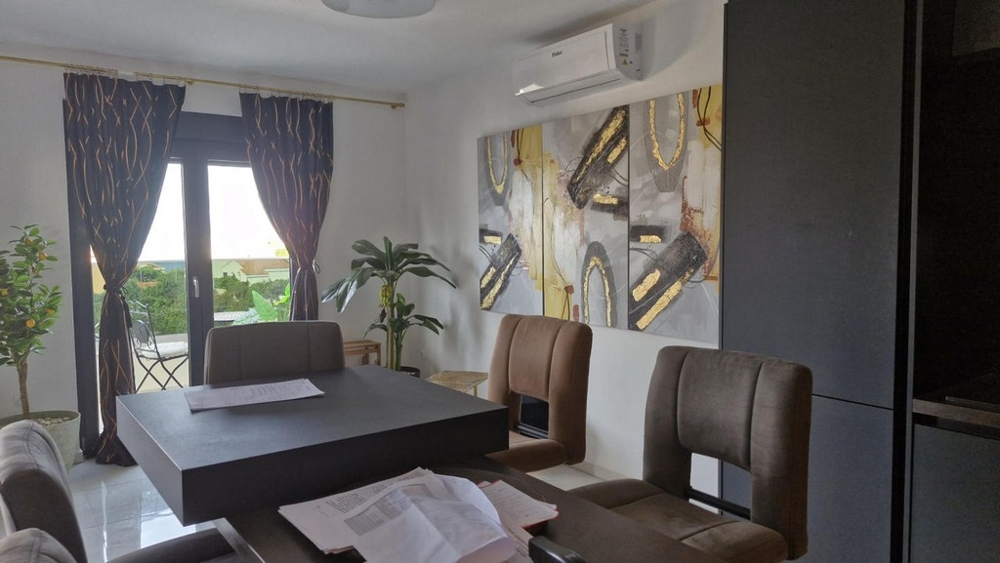 Jedálenský kút so stolom, stoličkami a dekoráciami, prístup na balkón