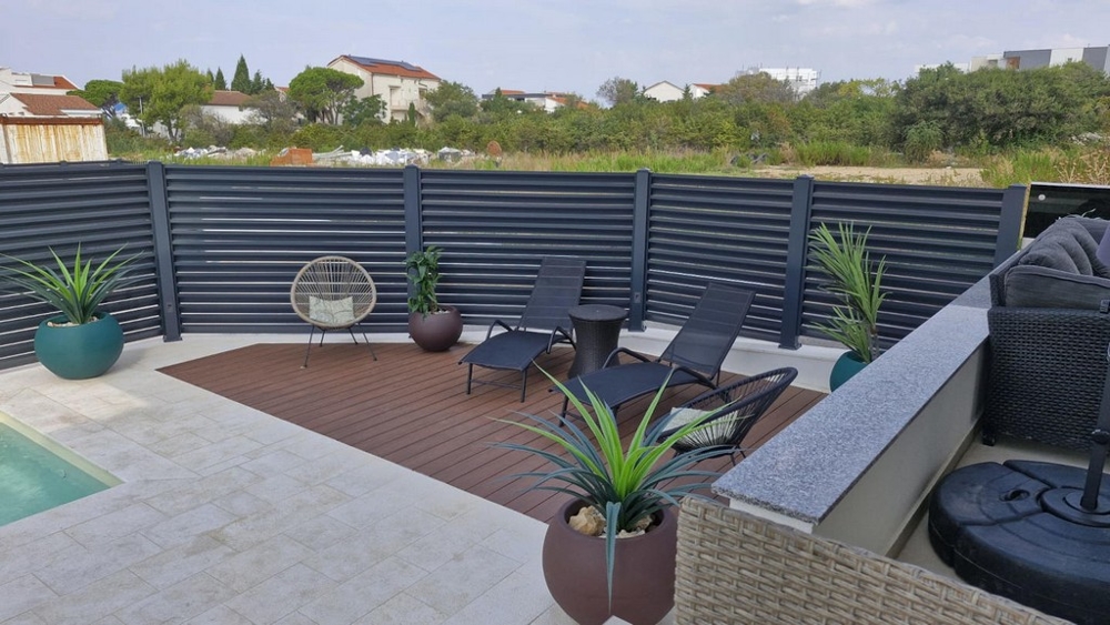 Výhľad do záhrady s množstvom súkromia.