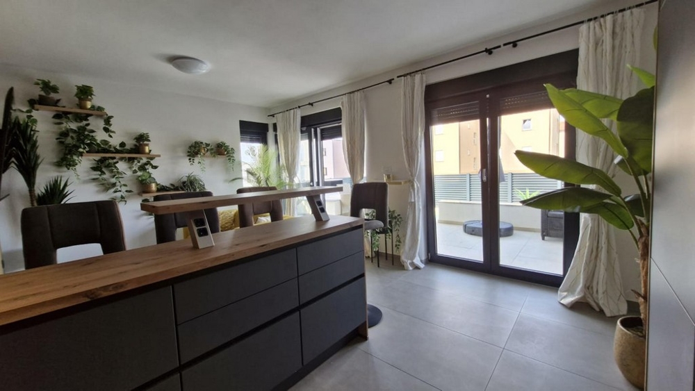 Obývacia časť s jedálenským kútom a vstupom na terasu.