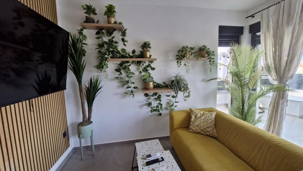 Obývacia izba s gaučom (žltá) a TV.