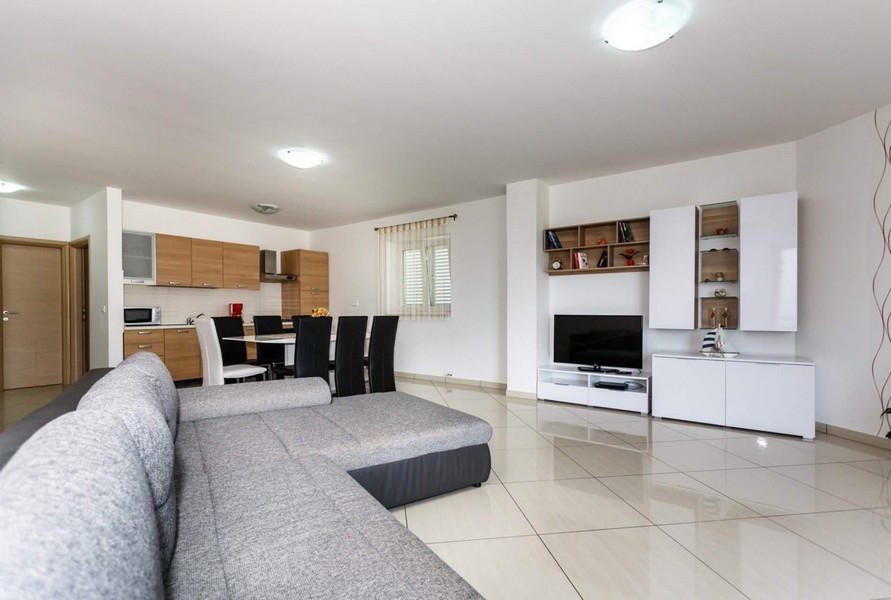 Moderný obývací priestor zariadenej nehnuteľnosti na ostrove Krk v Chorvátsku - Panorama Skauting.