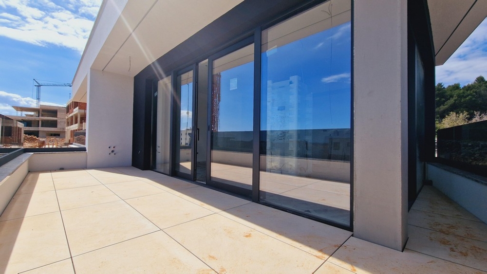 Veľká terasa s posuvnými sklenenými dverami nehnuteľnosti A3419 v regióne Krk.