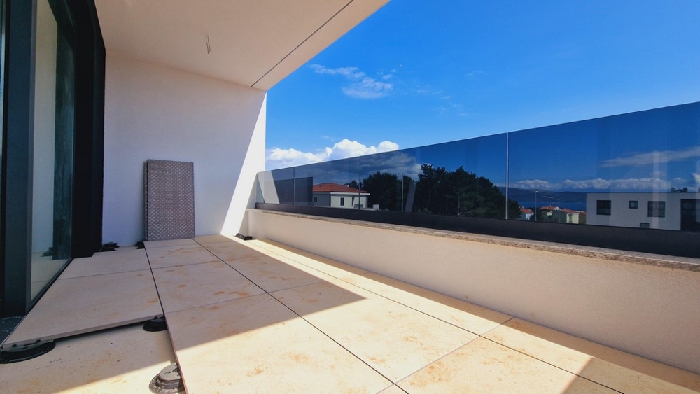 Krytá terasa nehnuteľnosti A3420, ktorá je na predaj na ostrove Krk v Chorvátsku.