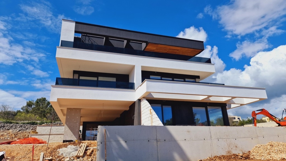 Moderná novostavba, v ktorej sa predávajú apartmány v Chorvátsku na ostrove Krk.