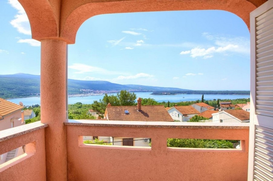 Terasa s výhľadom na more bytu A3423, ktorý je na predaj v Chorvátsku.