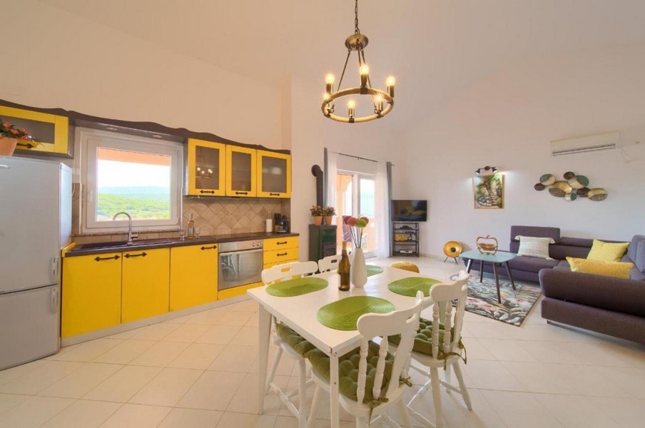 Jedáleň a kuchyňa apartmánu A3423 v Chorvátsku.