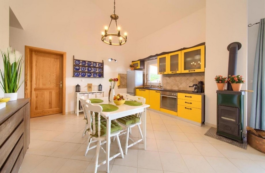 Vstupná časť a výhľad na jedálenský kút a žltú kuchyňu bytu A3423.