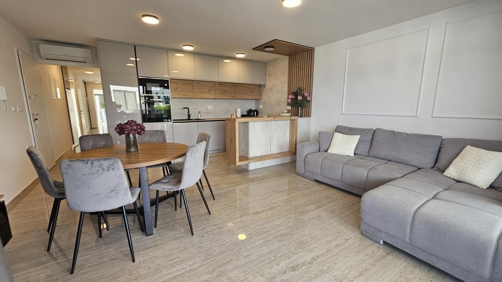 Otvorená obývacia izba s kuchyňou a nábytkom - A3424