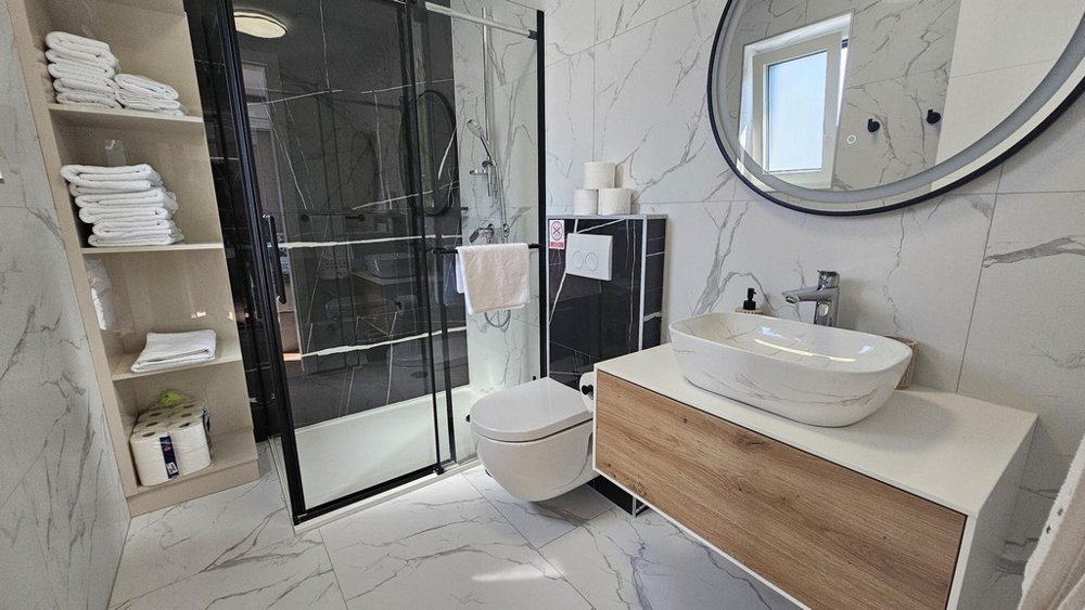 Moderná kúpeľňa so sprchovacím kútom