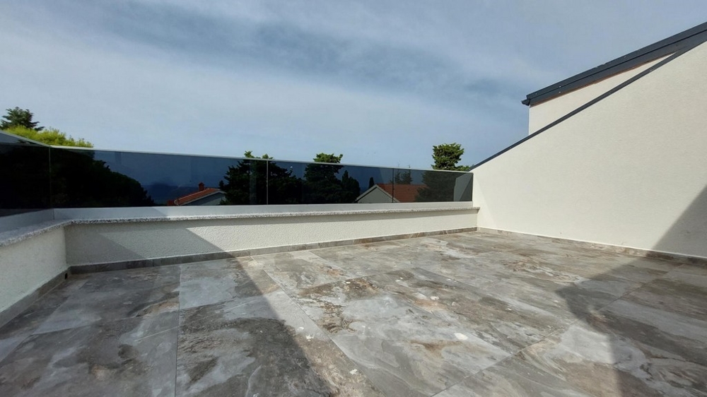 Apartmán ponúka otvorenú a priestrannú terasu s výhľadom na more.