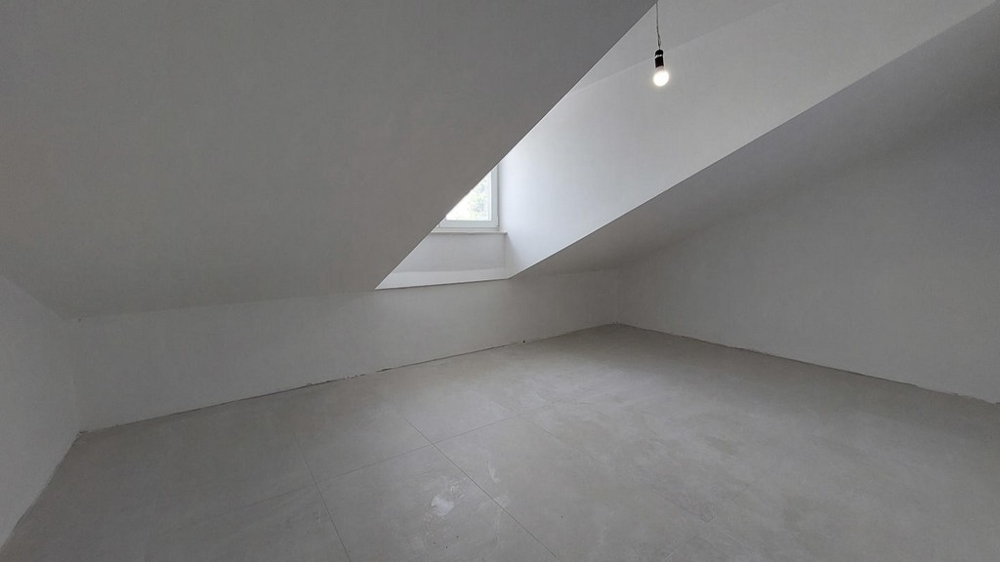 Šikmé stropy ponúkajú útulnú atmosféru.