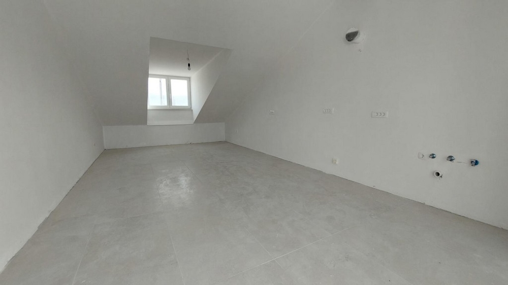 Obytná a jedálenská časť novostavby.