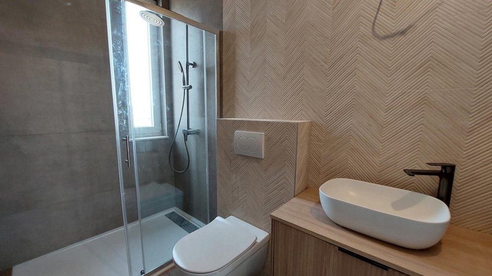 Kúpeľňa so sprchovacím kútom.