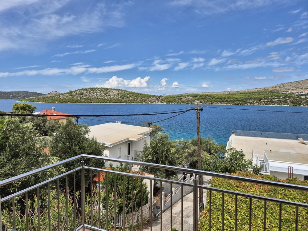 Výhľad na more z horného poschodia.