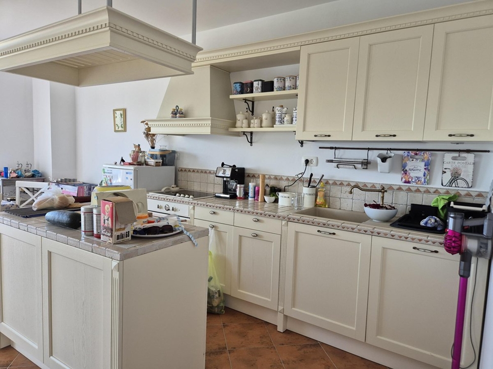 Ďalší pohľad na priestrannú kuchyňu so svetlými skrinkami