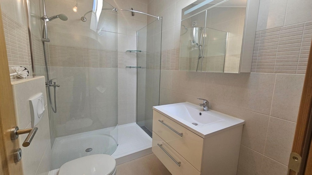 Moderná kúpeľňa so sprchovacím kútom