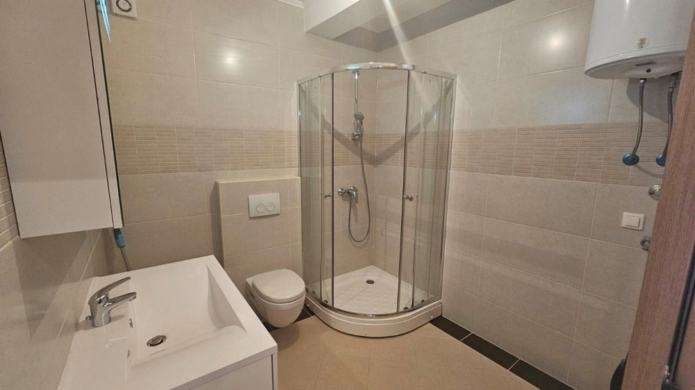 Druhá kúpeľňa so sprchovacím kútom